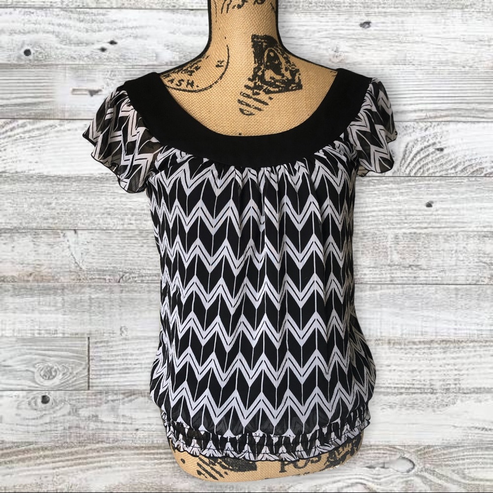 Trixxi Flowy Flutter-Sleeve Chevron Top with Banded Waist! Women’s Small